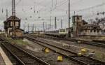 Ein leichtes Gefühl von (N)Ostalgie überkommt den Besucher des Leipziger Hauptbahnhofs im Bereich der östlichsten Gleise aus/in Richtung Geithain/Chemnitz - vor allem wenn zudem altes Reichsbahn-Wagenmaterial zwischen den beiden hübsch ruinösen Gebäuden daherkommt. Hier erreicht ein RE aus Chemnitz den Leipziger Hauptbahnhof als Endstation auf Gleis 23. (30.01.2016)